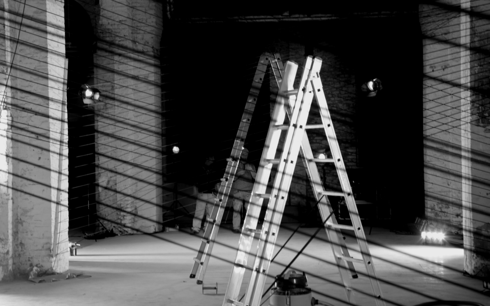 dünne Linien, einfach Linien, Raumskultpur, Geflecht, Schnurrskulptur, minimalismus, Skulptur im Raum, Installation aus Fäden