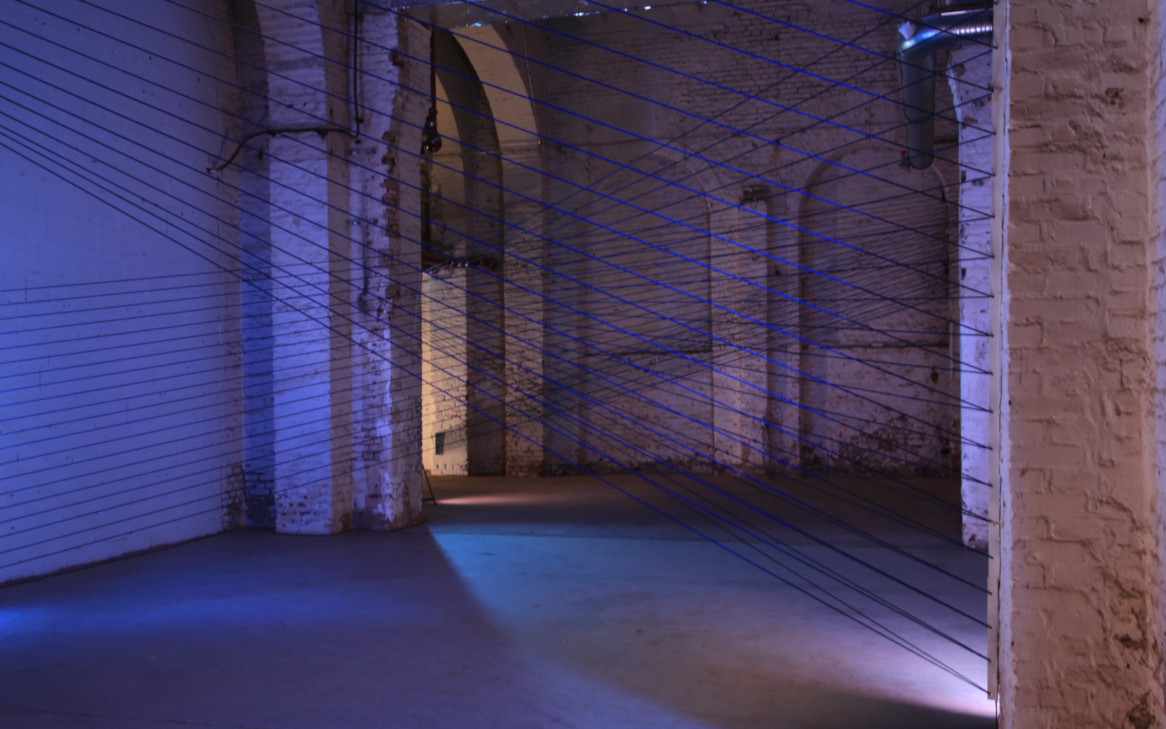 dünne Linien, einfach Linien, Raumskultpur, Geflecht, Schnurrskulptur, minimalismus, Skulptur im Raum, Installation aus Fäden 