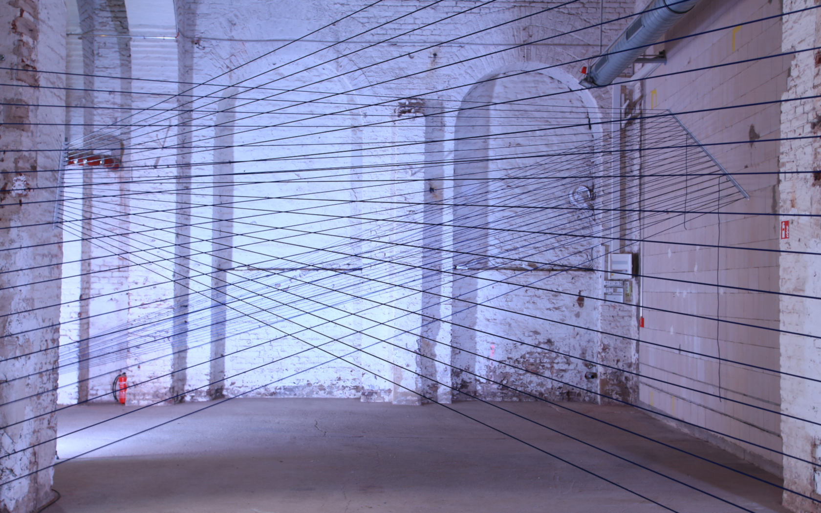 dünne Linien, einfach Linien, Raumskultpur, Geflecht, Schnurrskulptur, minimalismus, Skulptur im Raum, Installation aus Fäden 