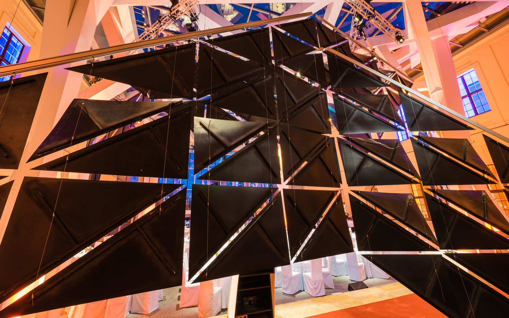 Szenographie, Bühenbild, stagedesign, suspension, triangles mirror polystorl, boris banozic, keinStil.GmbH 