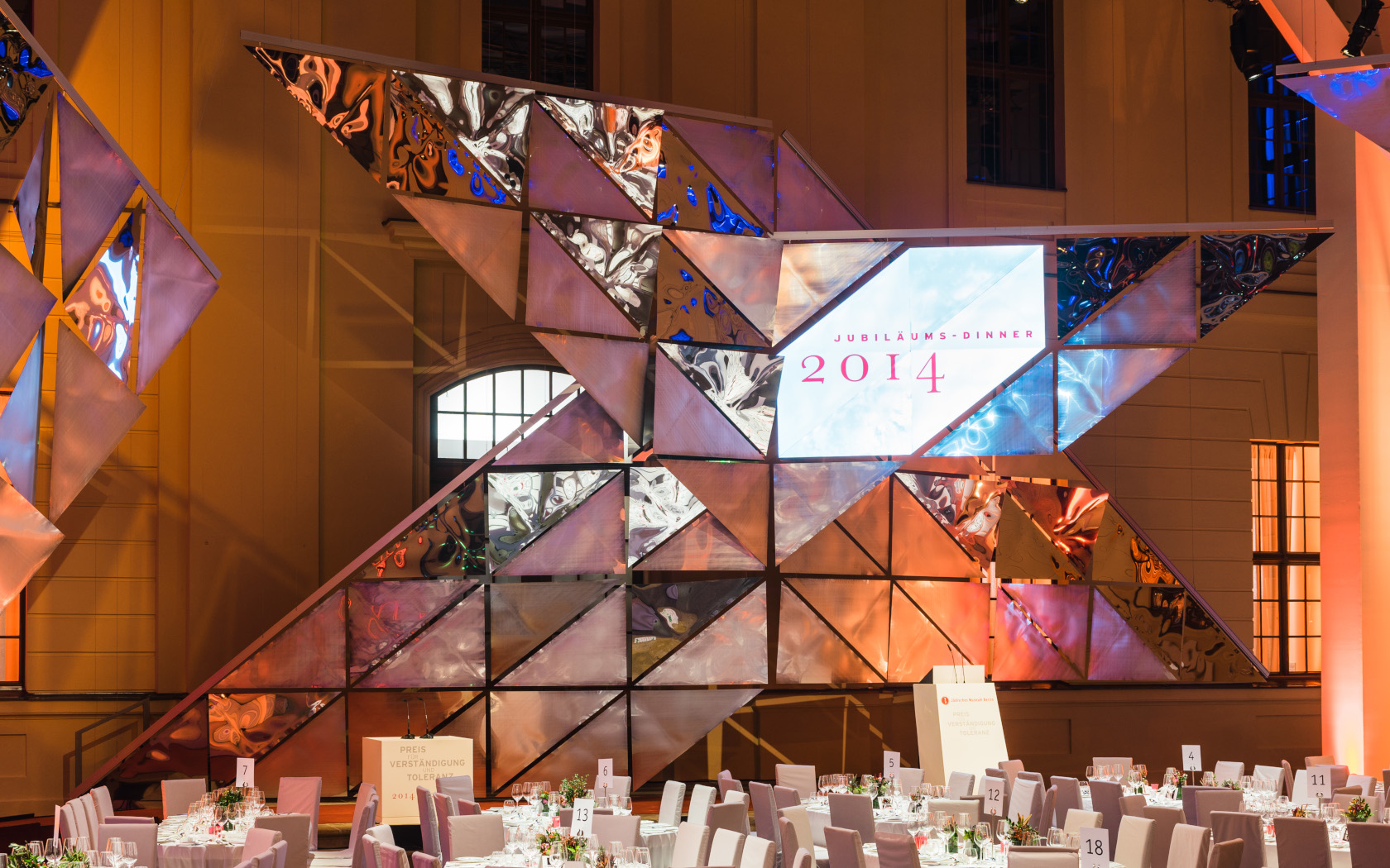 Szenographie, Bühenbild, stagedesign, suspension, triangles mirror polystorl, boris banozic, keinStil.GmbH 