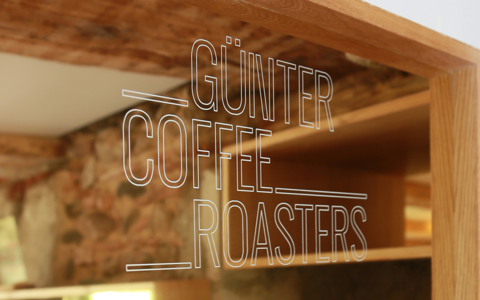 just coffee, günter coffee roaster, kaffee Rösterei Deutschland, Freiburg, Innengestaltung Kaffee Bar, Interiosdesign coffee shop, roaster, hipster coffee, aludibond gold, keinStil.GmbH 