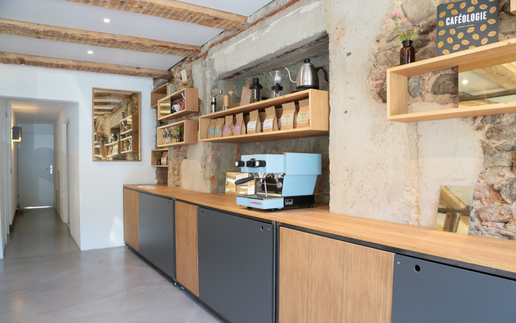just coffee, günter coffee roaster, kaffee Rösterei Deutschland, Freiburg, Innengestaltung Kaffee Bar, Interiosdesign coffee shop, roaster, hipster coffee, aludibond gold, keinStil.GmbH 