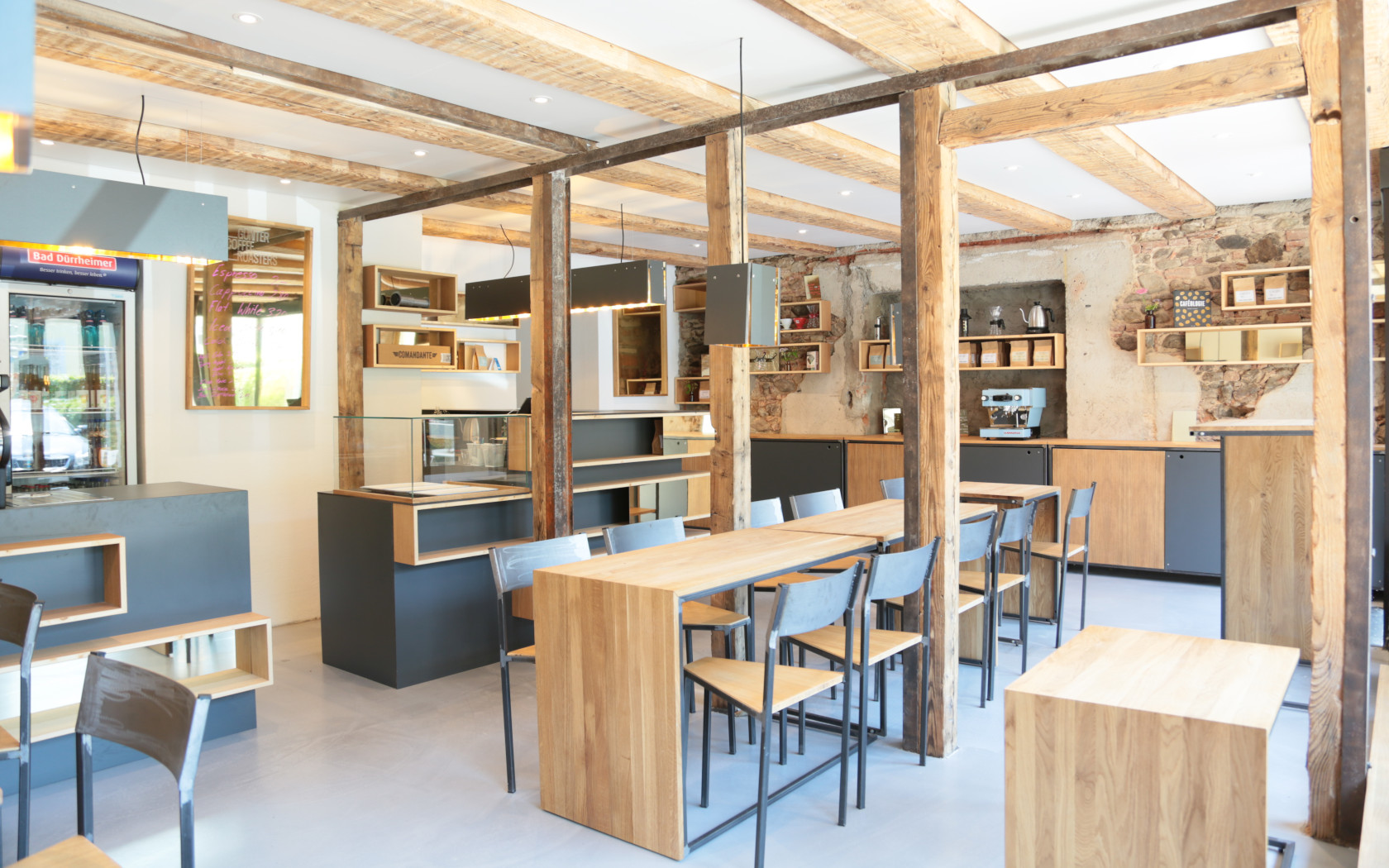 just coffee, günter coffee roaster, kaffee Rösterei Deutschland, Freiburg, Innengestaltung Kaffee Bar, Interiosdesign coffee shop, roaster, hipster coffee, aludibond gold, keinStil.GmbH 