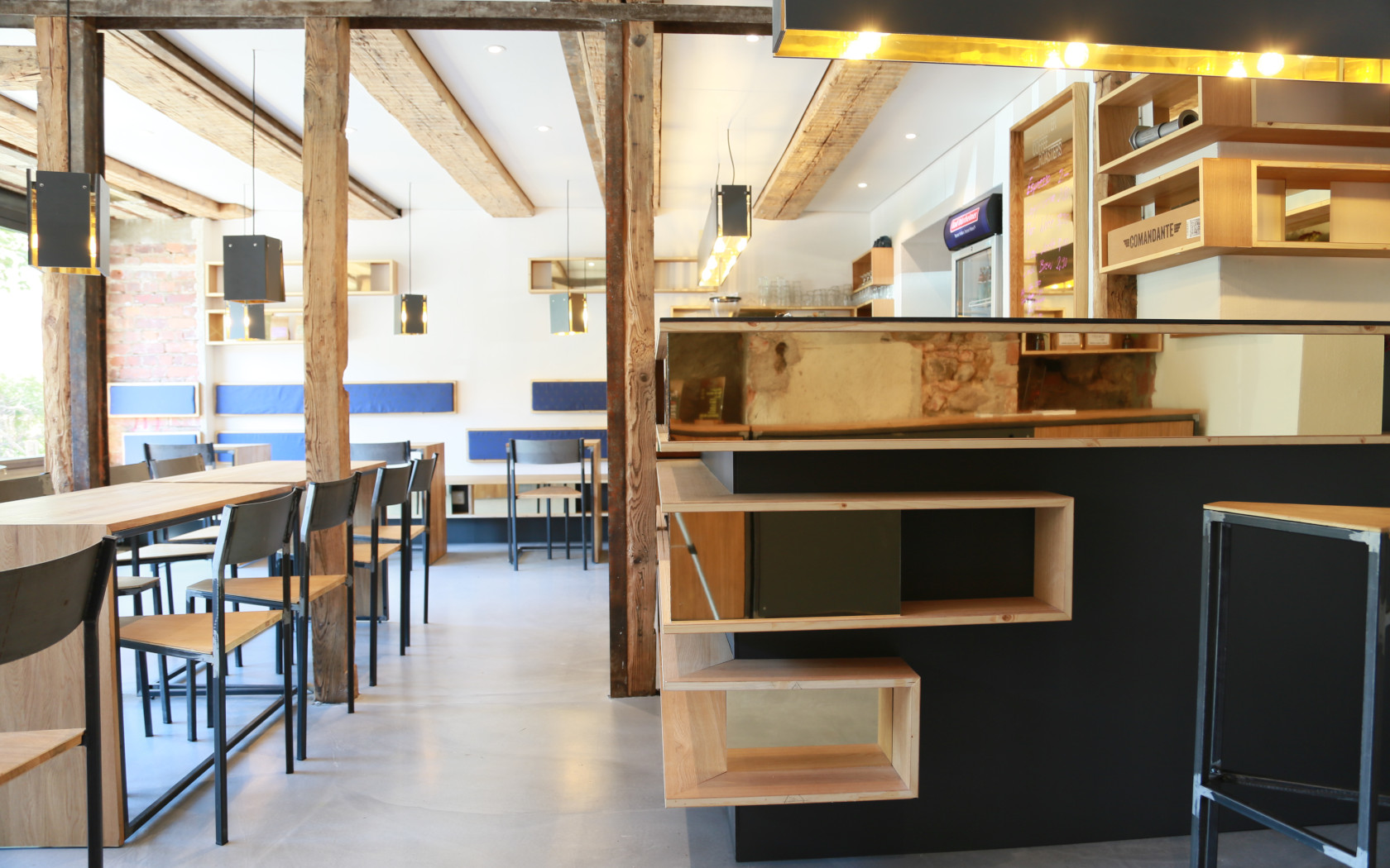 just coffee, günter coffee roaster, kaffee Rösterei Deutschland, Freiburg, Innengestaltung Kaffee Bar, Interiosdesign coffee shop, roaster, hipster coffee, aludibond gold, keinStil.GmbH 
