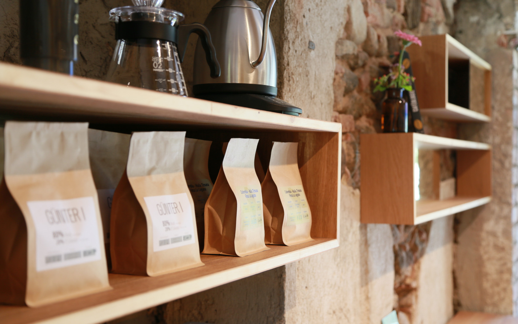 just coffee, günter coffee roaster, kaffee Rösterei Deutschland, Freiburg, Innengestaltung Kaffee Bar, Interiosdesign coffee shop, roaster, hipster coffee, aludibond gold, keinStil.GmbH 